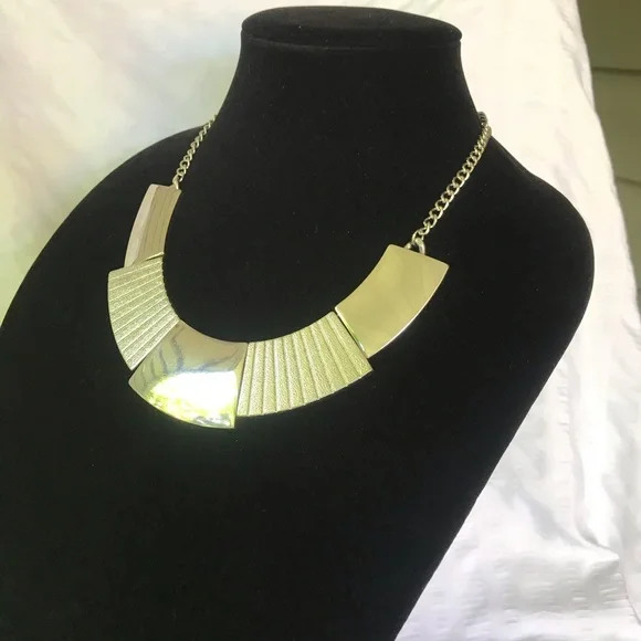 Silver Bib/Choker Statement Necklace women’s. Smart casual jewellery - Picture 2 of 7